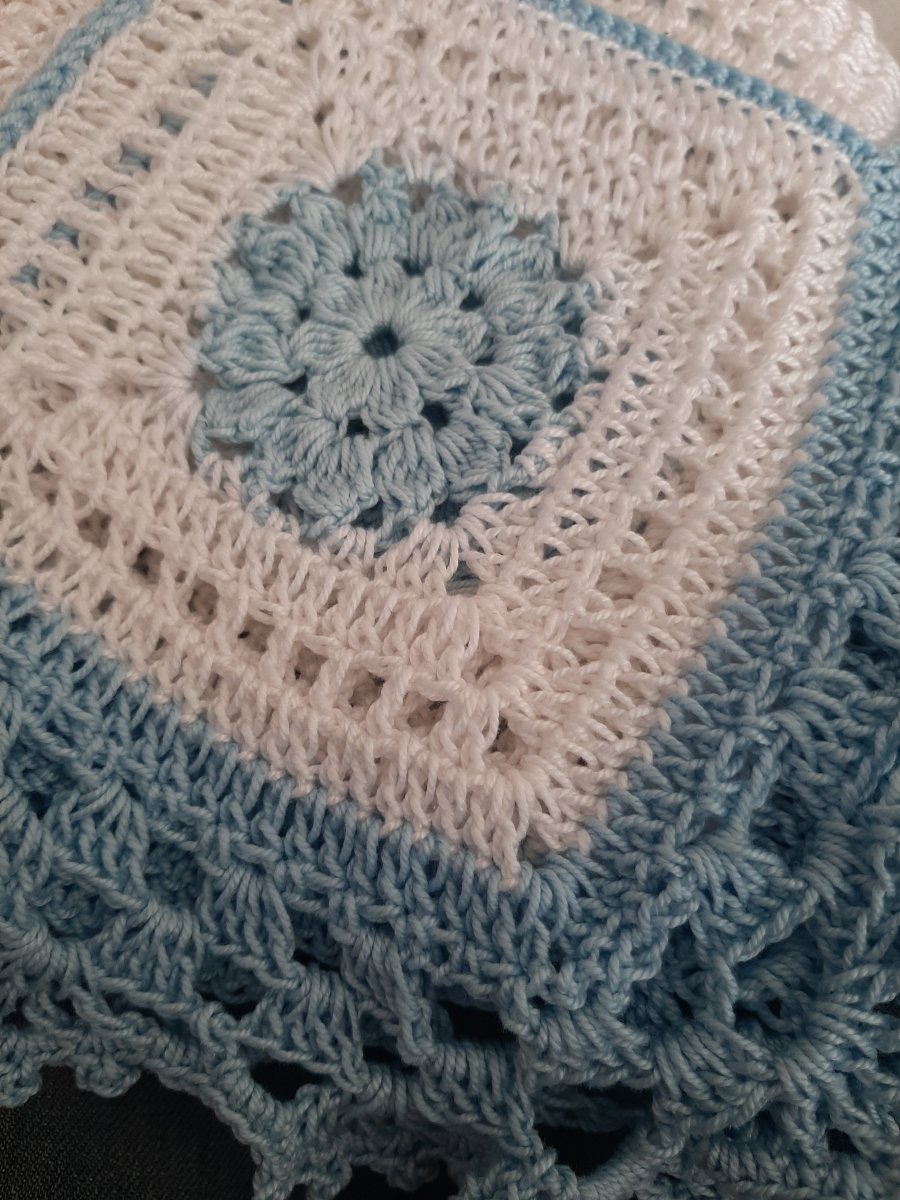 Copertina neonato neonata cotone bianco e azzurro artigianale uncinetto - Elenaq Accessori & Co