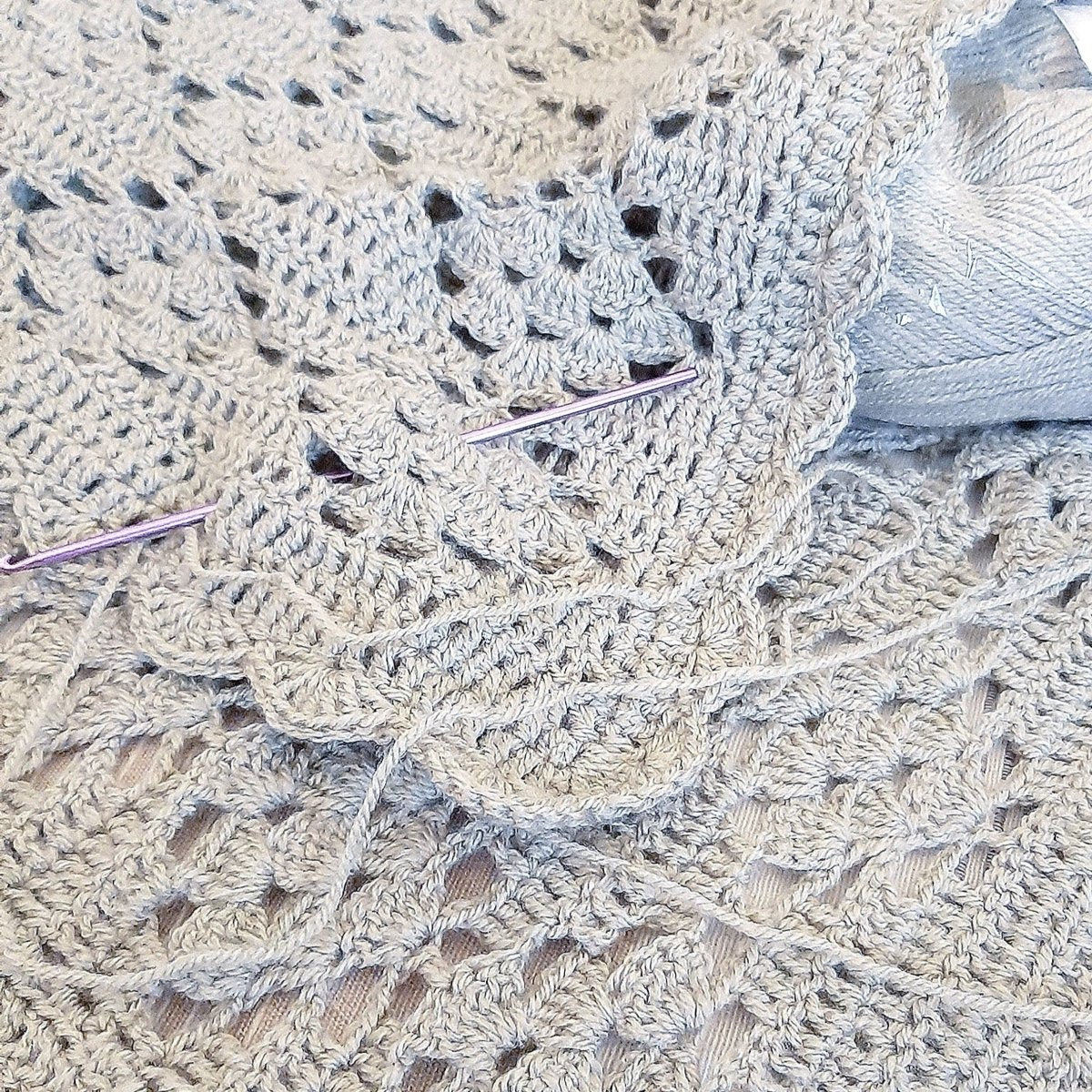 Copertina neonato neonata microfibra verde salvia realizzata a mano all'uncinetto - Elenaq Accessori & Co