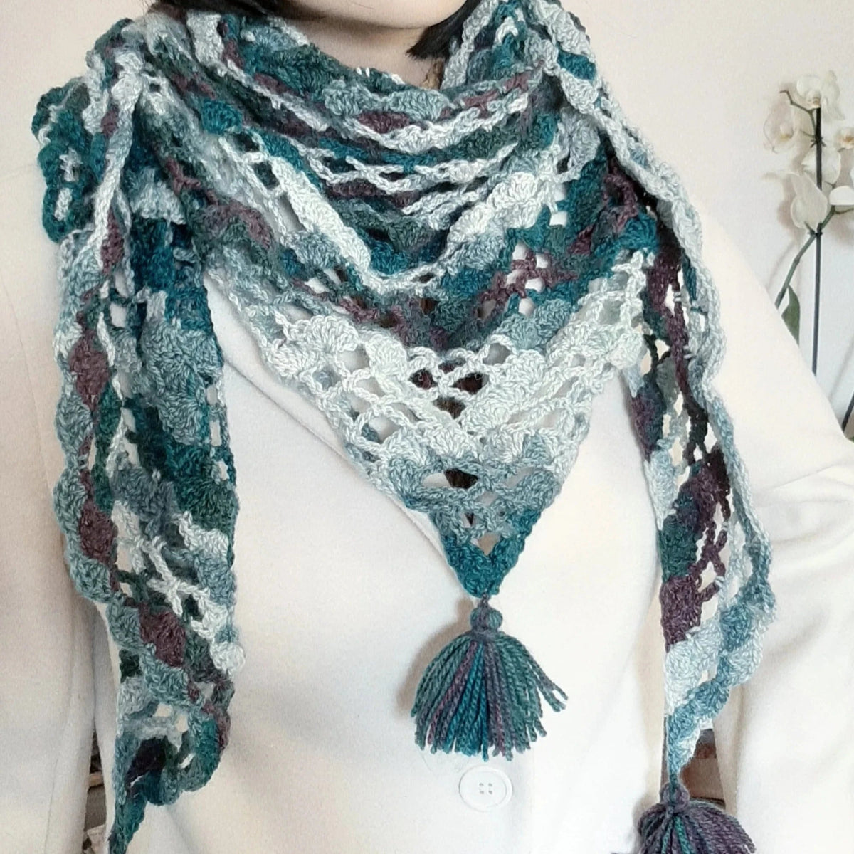 Scialle, sciarpa triangolare all'uncinetto con nappe - ottanio - Elenaq Accessori & Co