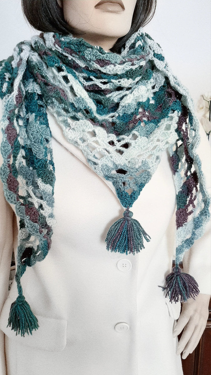 Scialle, sciarpa triangolare all'uncinetto con nappe - ottanio - Elenaq Accessori & Co