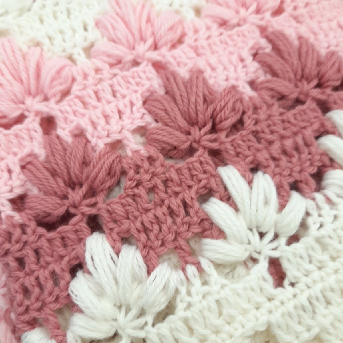Copertina neonata lana bianco rosa realizzata a mano all'uncinetto TULIP POUFF - Elenaq Accessori & Co
