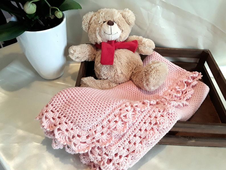 Copertina neonata rosa a maglia con pizzo uncinetto artigianale - Elenaq Accessori & Co