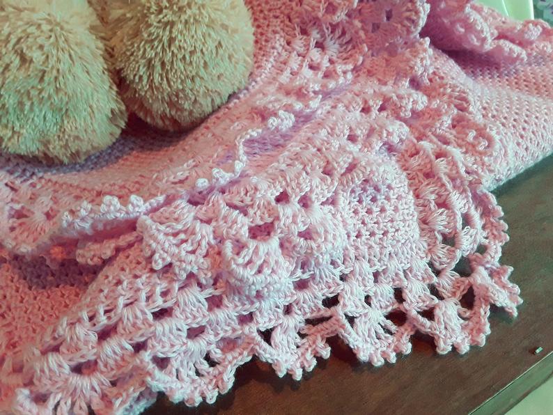 Copertina neonata rosa a maglia con pizzo uncinetto artigianale - Elenaq Accessori & Co