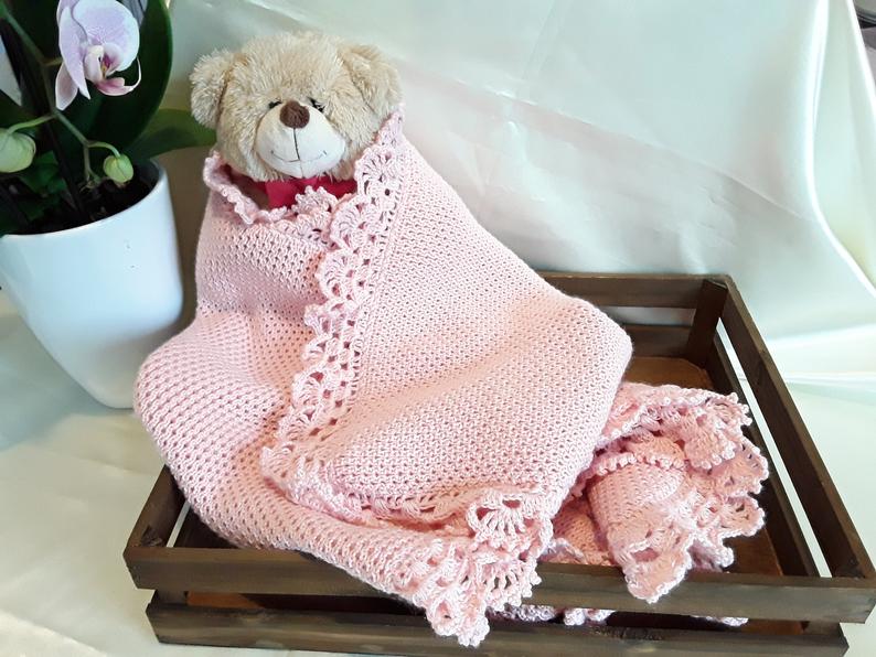 Copertina neonata rosa a maglia con pizzo uncinetto artigianale - Elenaq Accessori & Co