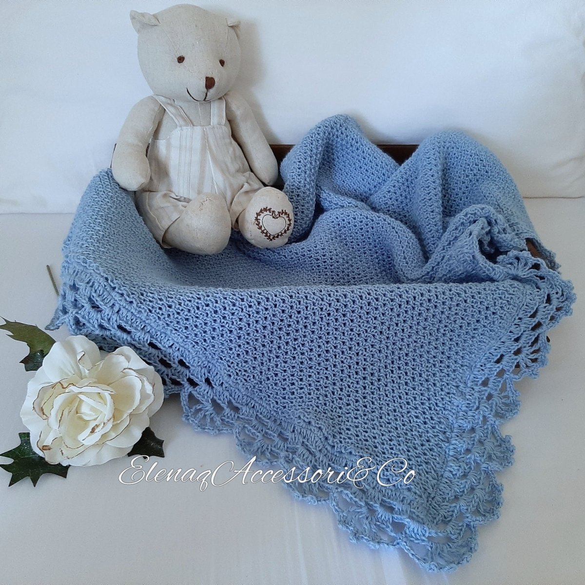 Copertina neonato a maglia nido d'ape con pizzo uncinetto artigianale azzurra - Elenaq Accessori & Co
