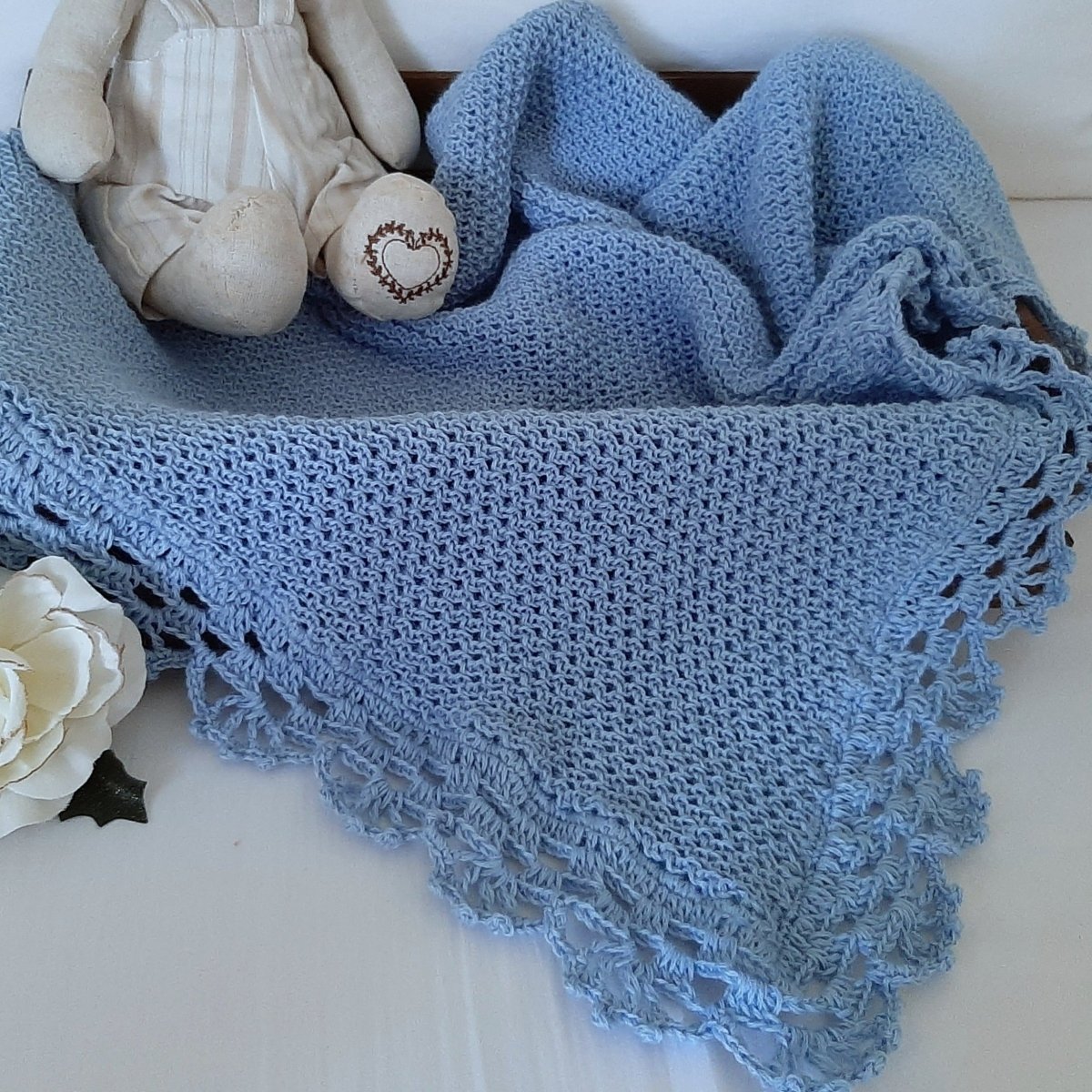 Copertina neonato a maglia nido d'ape con pizzo uncinetto artigianale azzurra - Elenaq Accessori & Co