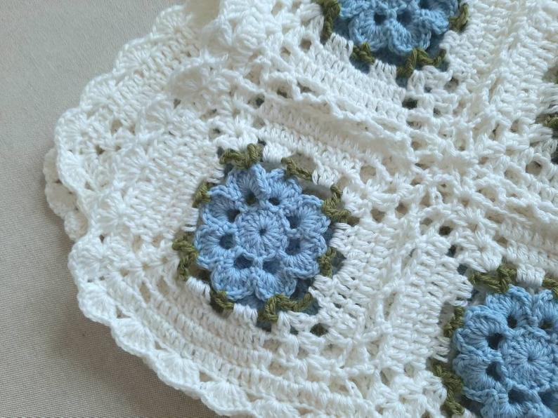 Copertina neonato lana fiori blu artigianale uncinetto "blooming rose" - Elenaq Accessori & Co