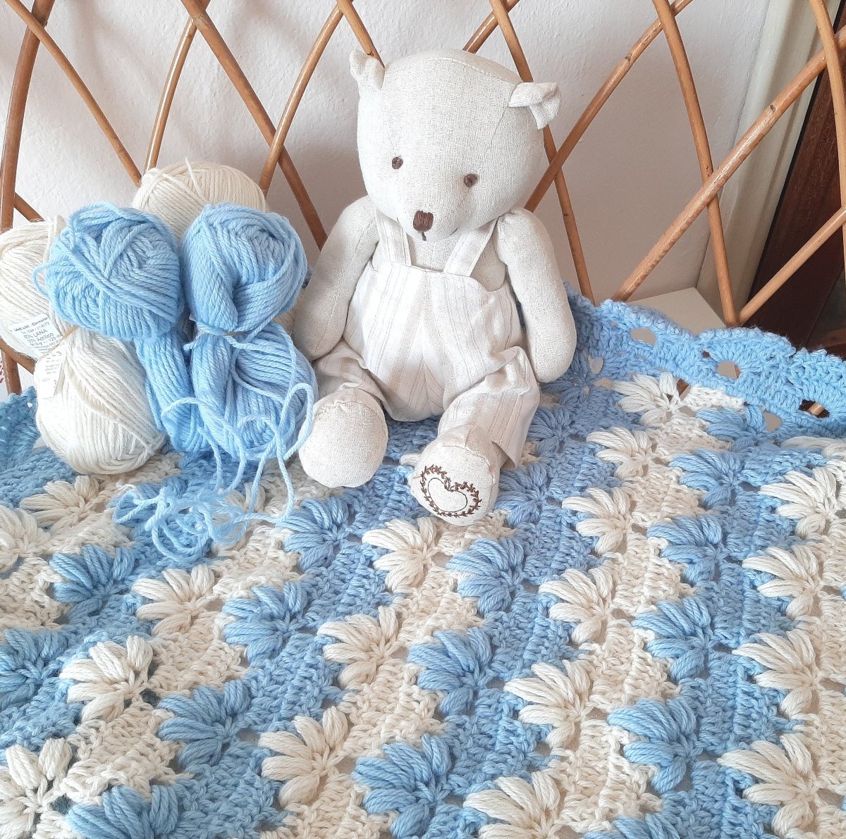 Copertina neonato lana panna azzurro artigianale all'uncinetto TULIP POUFF - Elenaq Accessori & Co