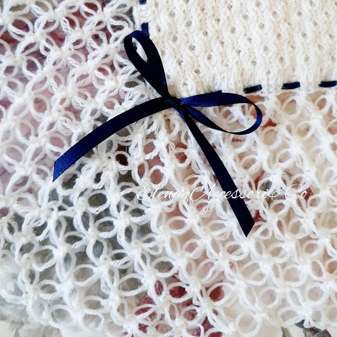 Copertina nido d'ape bianca bordo Punto strega e nastrino blu - Elenaq Accessori & Co