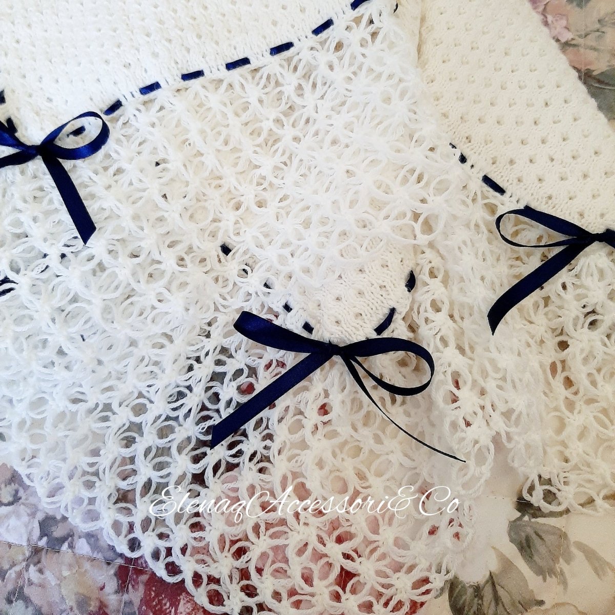 Copertina nido d'ape bianca bordo Punto strega e nastrino blu - Elenaq Accessori & Co