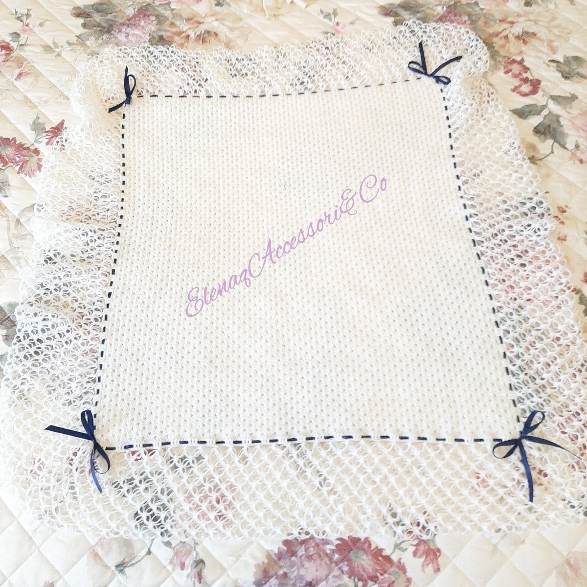 Copertina nido d'ape bianca bordo Punto strega e nastrino blu - Elenaq Accessori & Co