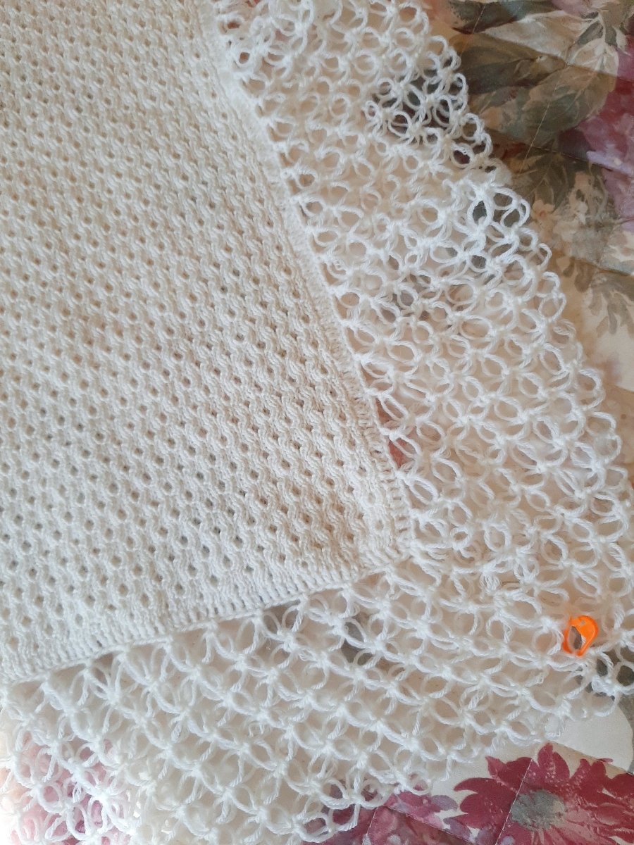 Copertina nido d'ape bianca bordo Punto strega e nastrino blu - Elenaq Accessori & Co