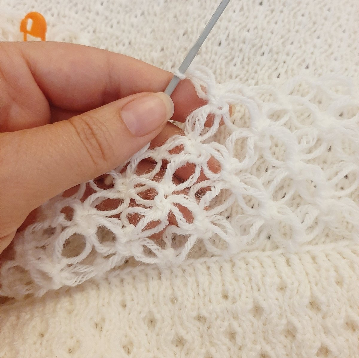 Copertina nido d'ape bianca bordo Punto strega e nastrino blu - Elenaq Accessori & Co