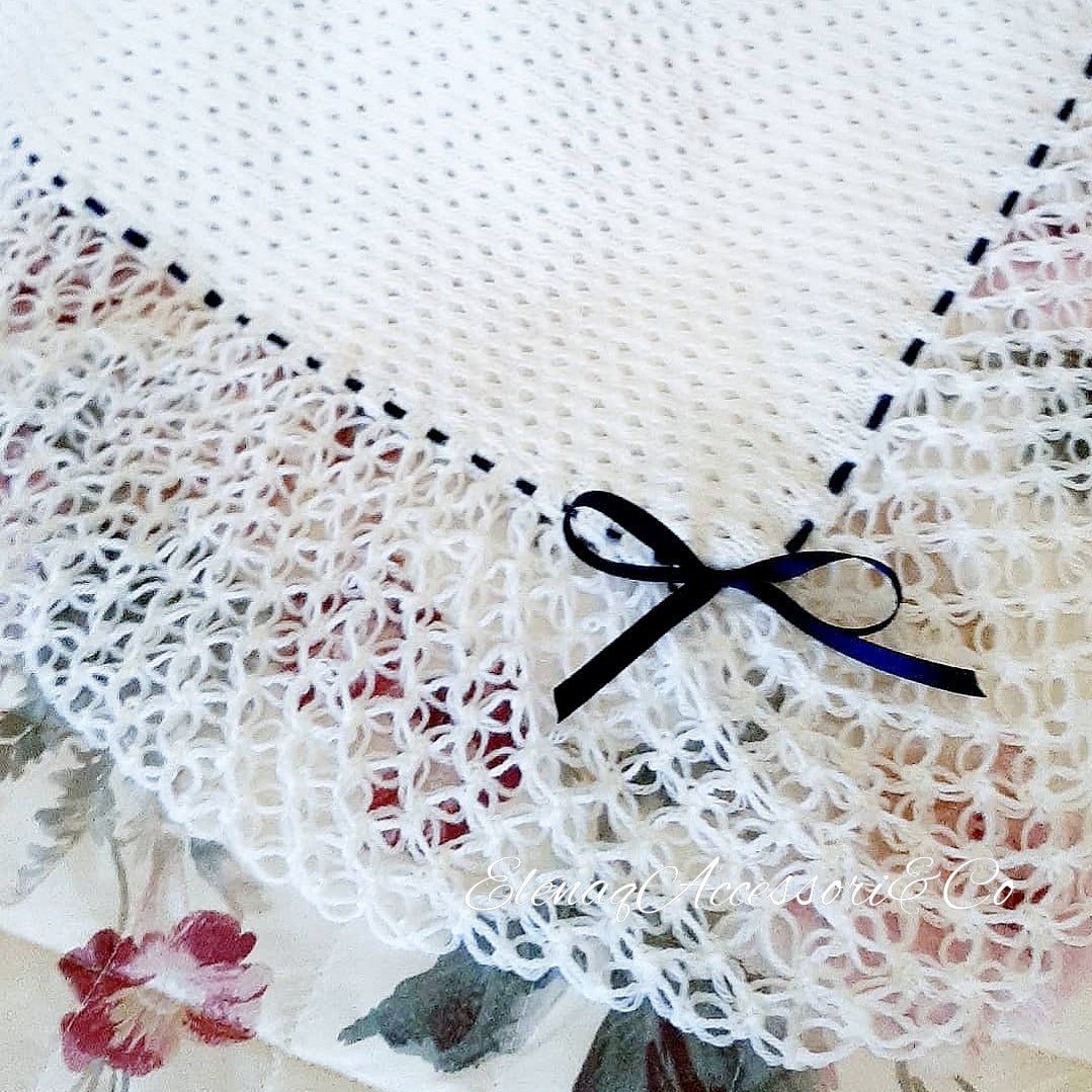 Copertina nido d'ape bianca bordo Punto strega e nastrino blu - Elenaq Accessori & Co