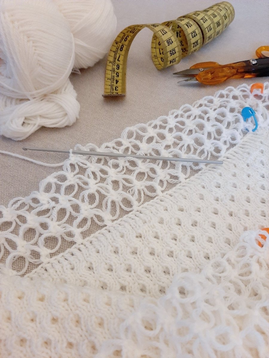 Copertina nido d'ape bianca bordo Punto strega e nastrino blu - Elenaq Accessori & Co