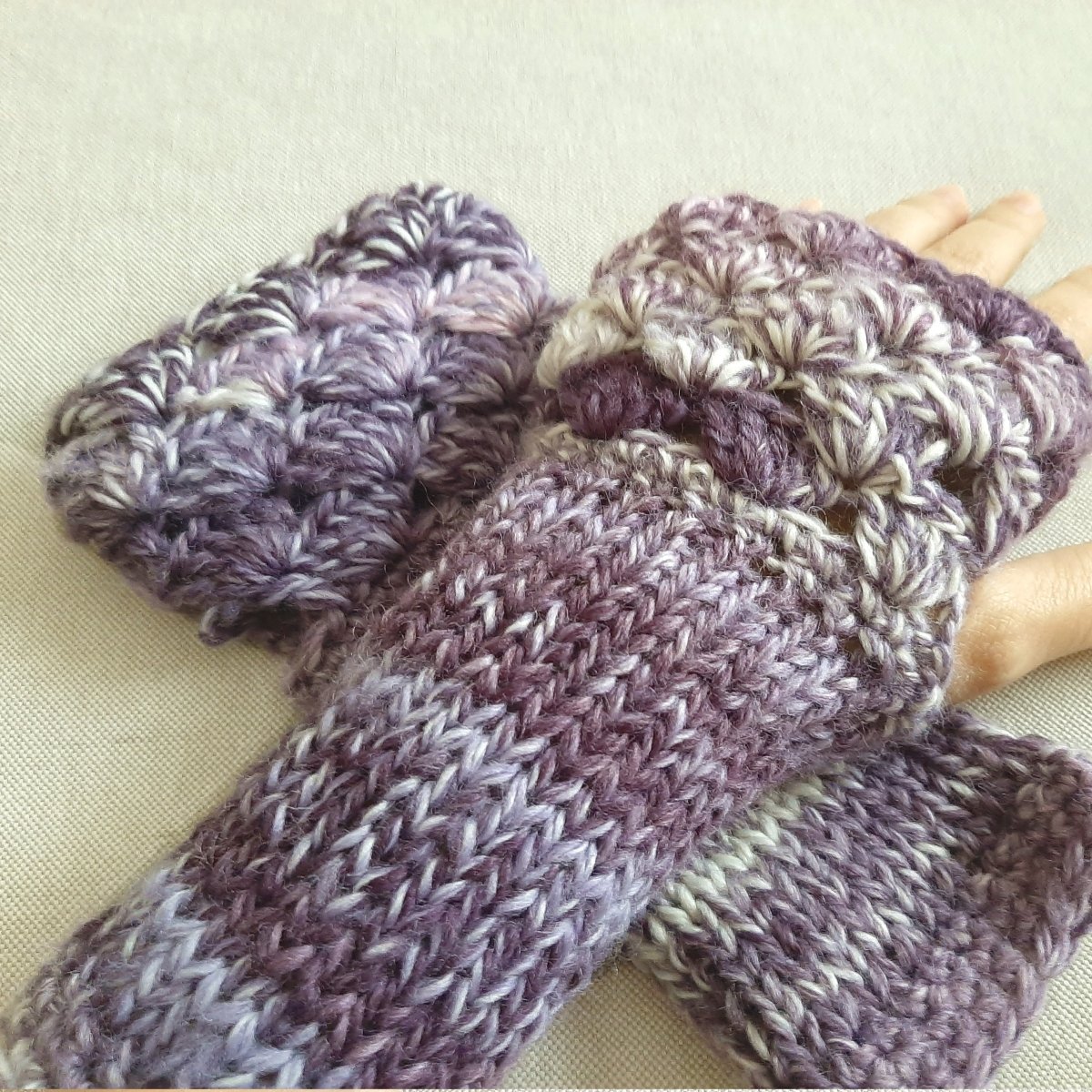 Guanti senza dita fatti a mano ventagli - sfumato viola - Elenaq Accessori & Co