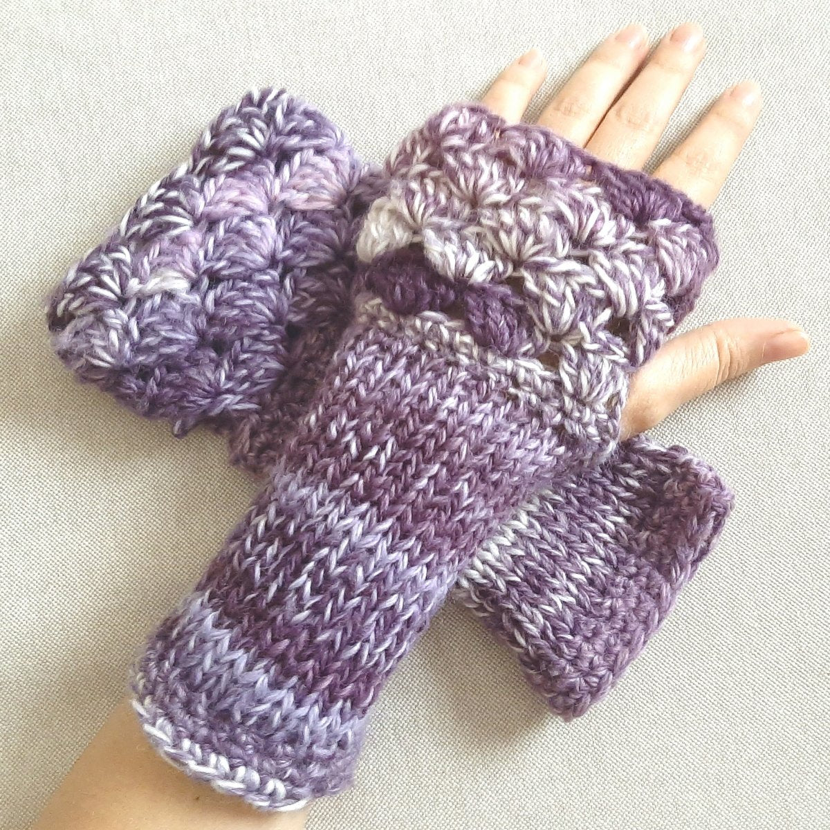 Guanti senza dita fatti a mano ventagli - sfumato viola - Elenaq Accessori & Co