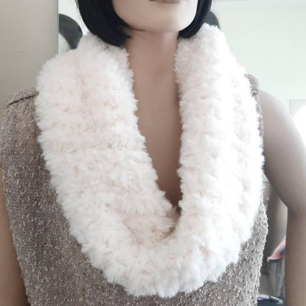 Scaldacollo Infinity Scarf effetto pelliccia artigianale a maglia - bianco - Elenaq Accessori & Co