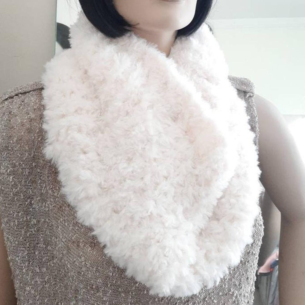 Scaldacollo Infinity Scarf effetto pelliccia artigianale a maglia - bianco - Elenaq Accessori & Co