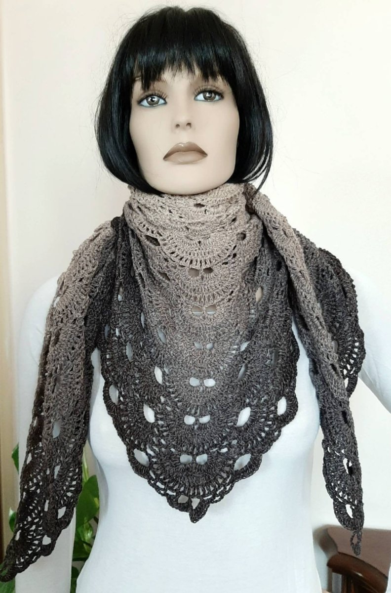 Scialle realizzato all'uncinetto in cotone sfumato beige marrone - Elenaq Accessori & Co