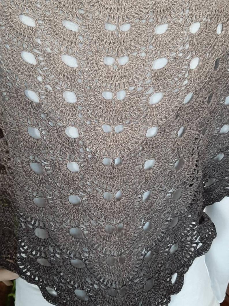 Scialle realizzato all'uncinetto in cotone sfumato beige marrone - Elenaq Accessori & Co