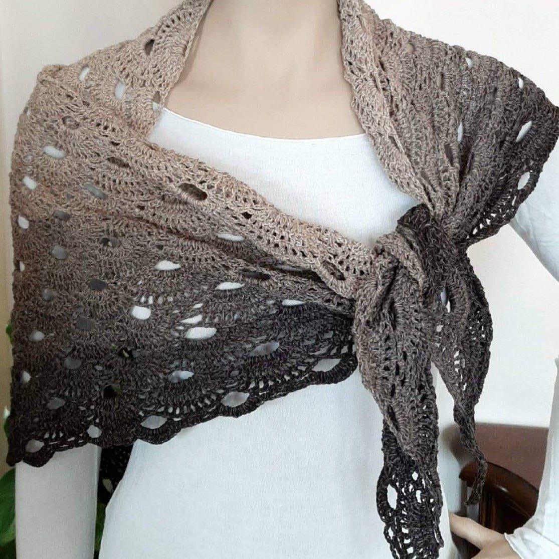 Scialle realizzato all'uncinetto in cotone sfumato beige marrone - Elenaq Accessori & Co