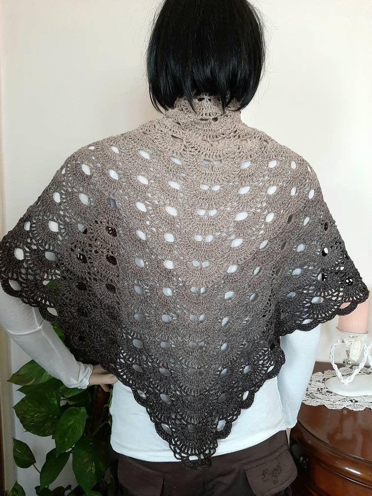 Scialle realizzato all'uncinetto in cotone sfumato beige marrone - Elenaq Accessori & Co