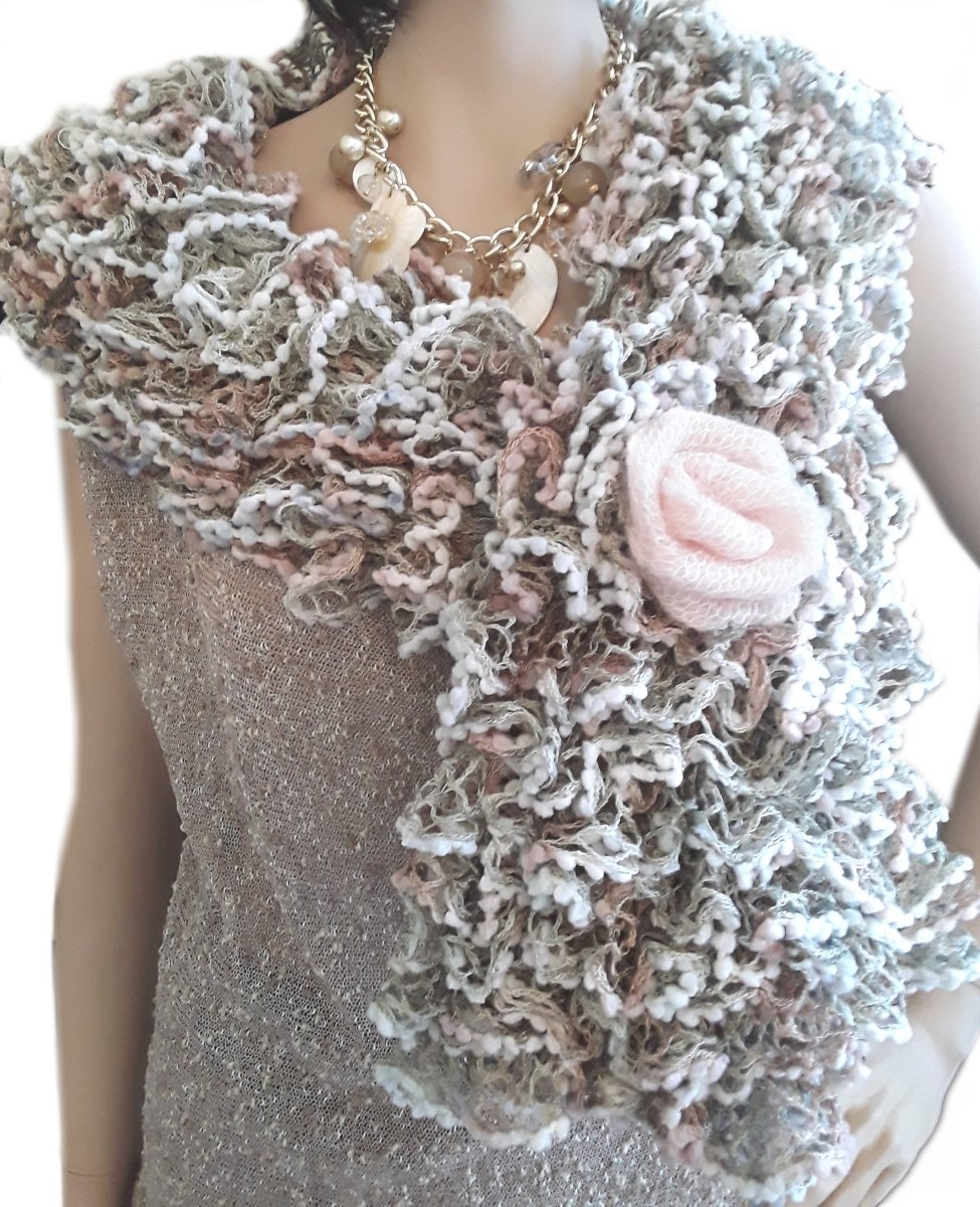 Sciarpa coprispalle Lace artigianale con rosa in mohair - toni pastello - Elenaq Accessori & Co