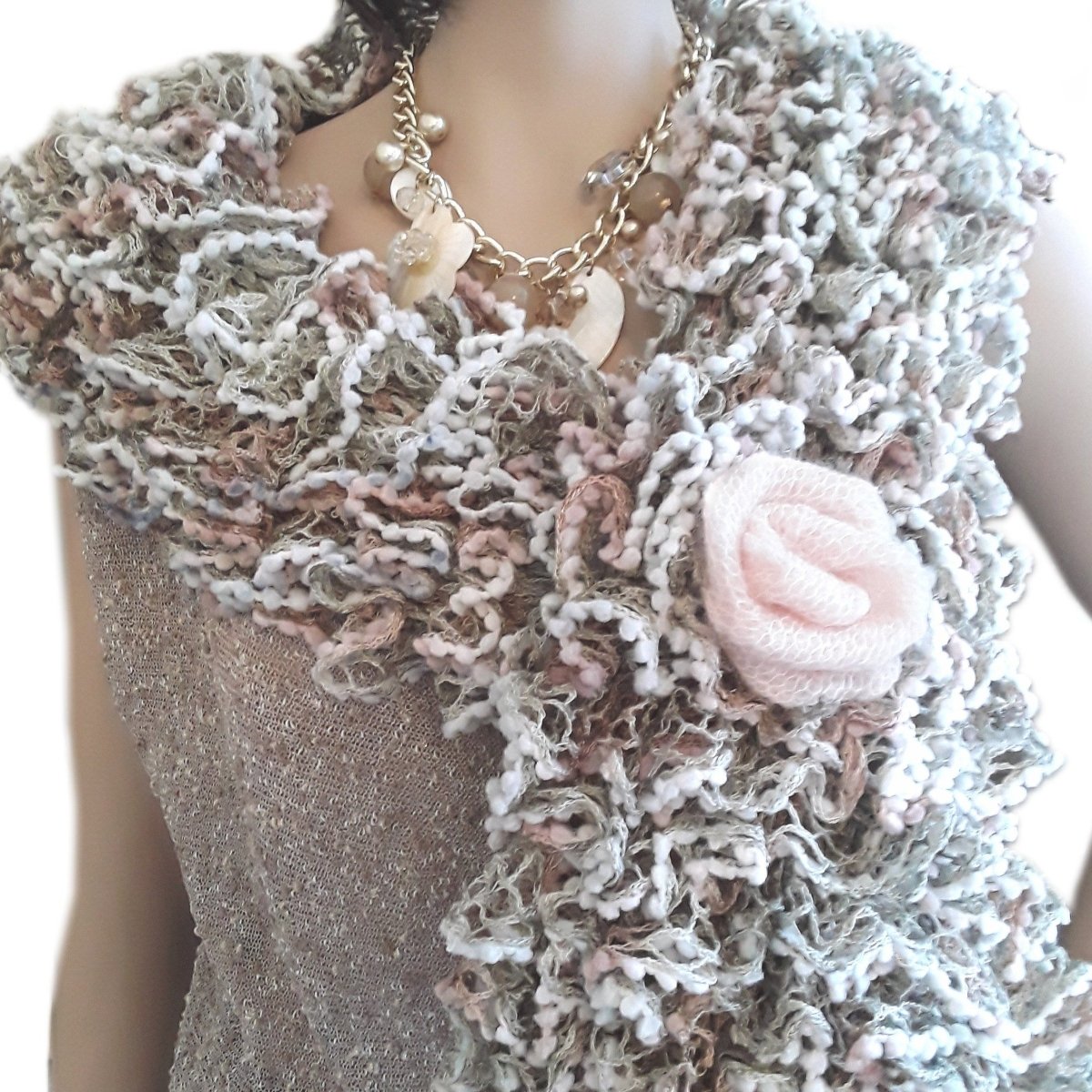 Sciarpa coprispalle Lace artigianale con rosa in mohair - toni pastello - Elenaq Accessori & Co